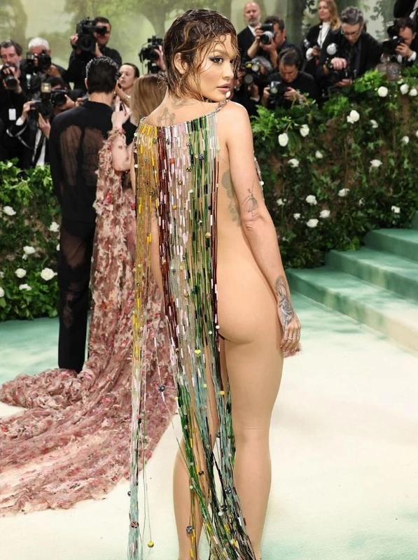 Dünyanın en gösterişli moda etkinliği olan Met Gala’ya tül elbisesiyle damga vuran İngiliz şarkıcı Rita Ora, son paylaşımıyla şaşırtmadı. İç çamaşırı giymediği file elbisesiyle poz verdi. O paylaşımı sosyal medyayı salladı.